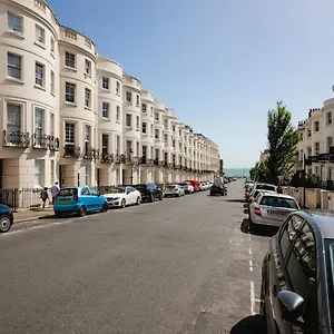 Beach 2br Ap With Patio Brighton
